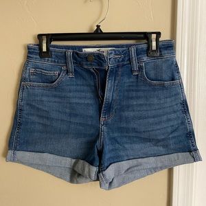 Hollister- Curvy High-Rise Short 3”